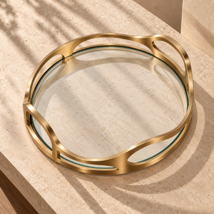 Plateau de service rond de luxe avec base en verre transparent et cadre doré sculptural |   Plateau de table décoratif élégant pour la décoration de la salle à manger - Product Image 3