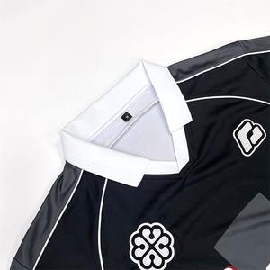 Maillot de football personnalisé noir en maille respirante imprimé, vente en gros, crop top personnalisé coupe carrée, manches courtes, col en V - Product Image 4