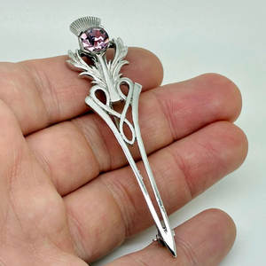 Broche de metal plateado con diseño de cardo escocés vintage y imitación de amatista, hecho con metal de alta calidad para kilt de tartán. - Product Image 1