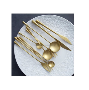 Ensemble de couverts en métal classique avec un design intemporel idéal pour les dîners formels et les repas décontractés en famille - Product Image 3