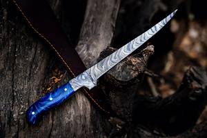 Cuchillo de filetear hecho a mano con hoja de acero de Damasco, mango de resina azul y funda de cuero para cortar pescado - Product Image 4