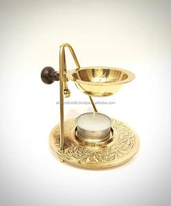 Brûleur d'encens en laiton fait main avec un design de sculpture complexe pour usage religieux, style traditionnel, base à trois pieds - Product Image 3