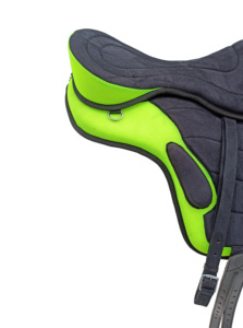Selle d'équitation anglaise synthétique Freemax Treeless, vert néon noir, légère, flexible, confortable, pour l'entraînement, l'équitation et l'endurance - Product Image 3