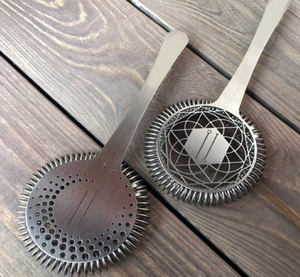 Passoire à cocktail ornée et plaquée argent, avec un design décoratif de bord festonné. Disponible au prix de gros. - Product Image 4