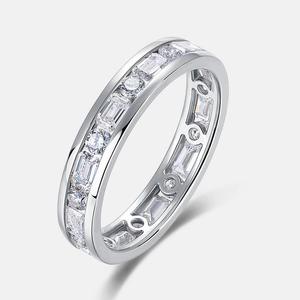 Anillo de Eternidad Unisex de Plata 925 Chapado en Oro con Moissanita, Corte Brillante, Engaste de Garras, Anillo Geométrico Clásico - Product Image 3