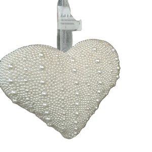 Élégant ornement de coeur à breloque perlée blanche avec finition satinée douce et pièce romantique faite à la main pour les vacances de mariage - Product Image 1