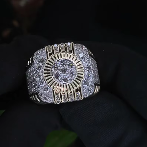 Bague audacieuse de style hip-hop pour homme en argent sterling 925 plaqué rhodium avec halo rond en moissanite de luxe - Product Image 3