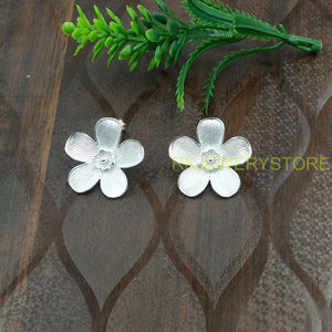 Pendientes de Plata de Ley 925 con Diseño Floral de Pétalos Texturizados, Hechos a Mano, Minimalistas, Joyería para Mujer, Regalo de Navidad - Product Image 2