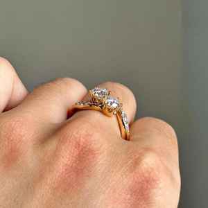 Anillo de banda cruzada Toi et Moi con diamante redondo de 1.04 quilates cultivado en laboratorio para mujer, oro macizo de 14 quilates, regalo de boda único para parejas - Product Image 4