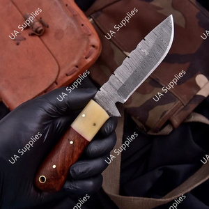 มีดสกินเนอร์เหล็กดามัสกัสทำมือ ด้ามจับไม้พะยูงและกระดูก ขนาด 8 นิ้ว ปลายหยดน้ำ คมกริบ สำหรับการเอาตัวรอดกลางแจ้งและการใช้งานทางยุทธวิธี - Product Image 6