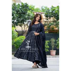 Ensemble costume brodé noir Alice pour femme - Product Image 4