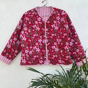 Veste matelassée pour femme, imprimé floral, col en V, manches trois quarts, rouge rose, aspect coton, vêtement d'extérieur - Product Image 1