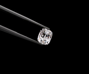 Nuevos diamantes cultivados en laboratorio de Om Gems |   Cushion Cut Antiguo Hecho a Medida con Corte de Mina Antigua |   CVD 1.04 CT D-E, Creado en Laboratorio, IGI, Perforado con Láser - Product Image 4