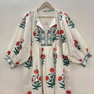 Robe mini Kyra style bohème pour le bureau, en coton écologique, imprimé floral fait main, col en V, manches 3/4, dentelle et ourlet à volants faits main - Product Image 1