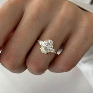 Bague à trois pierres en diamant ovale de 3 carats E VVS2 cultivé en laboratoire, bague de fiançailles à trois pierres, or jaune 14 carats - Product Image 6