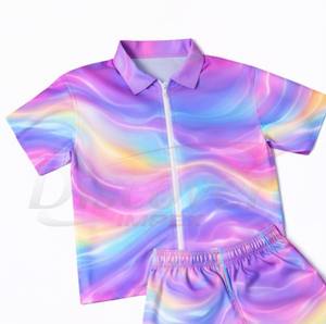 Ensemble court 2 pièces personnalisé pour homme, imprimé dégradé coloré 3D, survêtement d'été, polo à quart de zip et short assorti - Product Image 2