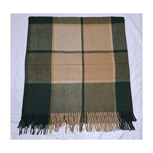 Manta de invierno con diseño a cuadros color oliva, con material acogedor para máxima calidez y un sueño confortable - Product Image 1