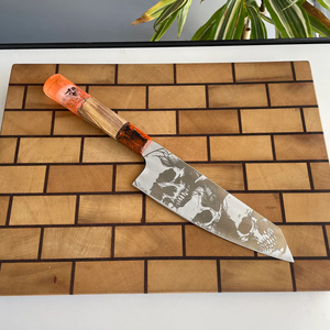 Couteau de chef japonais artisanal, lame en acier Damas, manche en résine, design crâne, couteau de cuisine original, pour droitier, finition haute brillance - Product Image 1