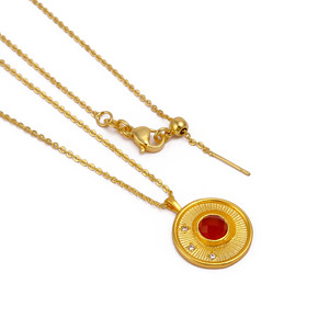 Collier pendentif en laiton plaqué or avec pierre de cornaline, design médaillon, tendance minimaliste pour les occasions d'anniversaire - Product Image 2