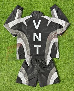 ชุดวอร์มกีฬาสีดำและสีเทา – เสื้อแจ็คเก็ตแบบซิปเต็มตัว + กางเกงขาสั้นเข้าชุด ผลิตจากโพลีเอสเตอร์ผสมที่ระบายอากาศได้ดี เหมาะสำหรับออกกำลังกาย ลำลอง และฝึกซ้อม - Product Image 2