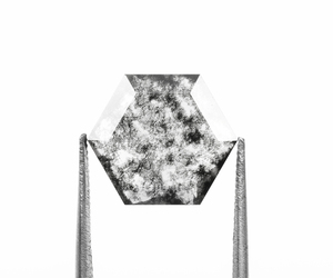 OM GEMS - Diamante Cultivado en Laboratorio, Corte Hexagonal de 1.95 Ct, Perforado con Láser, Color Sal y Pimienta, para Joyería - Product Image 2