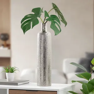 Vases de table en métal faits à la main, design texturé argenté pour la décoration de la maison - Product Image 3