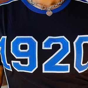 Camiseta Premium Negra Zeta Phi Beta 1920 con Bordado Azul de Letras Griegas para Mujer, Tela Suave, Corte Casual y Elegante - Product Image 6