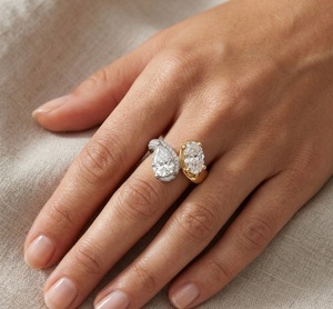 Bague de fiançailles Toi et Moi en or 14 carats bicolore avec diamants de laboratoire taille poire et ovale, pavé moderne, bague unique - Product Image 6