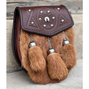 VENTE CHAUDE - Sporran en fourrure marron style semi-robe - Sac Sporran celtique gaufré avec 3 pompons en fourrure - Fait main sur mesure - Product Image 2