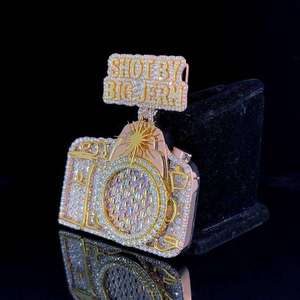 Nouveauté 2025 Bijoux de mode Hip-hop Collier pendentif argenté avec breloque appareil photo, serti de moissanite taille baguette et logo appareil photo - Product Image 3