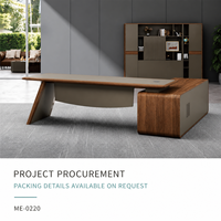 Bureau de direction moderne en L avec plateau en bois veiné, rangement latéral autoportant et support d'angle pour bureaux de direction