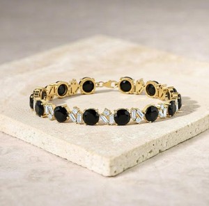 Pulsera con Dije de Ónix Negro en Plata de Ley 925 Chapada en Oro, Joyería Elegante Hecha a Mano, Regalo de Lujo para Mujer - Product Image 1