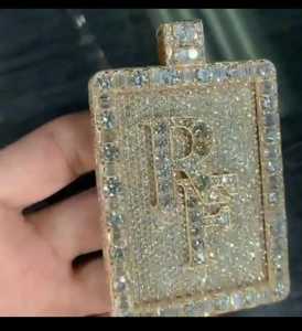 จี้ห้อยคอแบบกำหนดเองสำหรับผู้ชาย สไตล์ฮิปฮอป ทองคำแท้ 925 เงินสเตอร์ลิง ประดับเพชรโมอิสซาไนต์ VVS หรูหรา พร้อมจี้ตัวอักษรชื่อ - Product Image 3