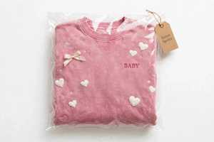 เสื้อสเวตเชิ้ตคอกลมผ้าฟลีซเนื้อหนักสีชมพูฟอกย้อมสำหรับผู้หญิง ทำจากผ้าฝ้าย 100% พร้อมลายปัก 3 มิติรูปหัวใจและโบว์ - Product Image 5