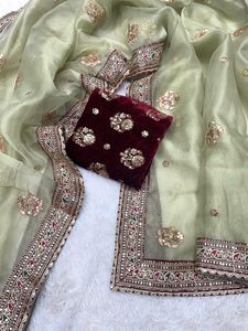 Sari en organza de soie avec broderie à fils multiples, dentelle et sequins, motif Butti sur toute la surface, et chemisier en velours richement brodé - Product Image 2