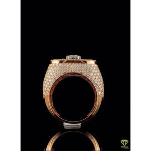 Bague pour homme en or jaune, style Hip Hop, sertie de diamants de laboratoire, avec pierre centrale taille princesse et halo de baguettes - Product Image 4