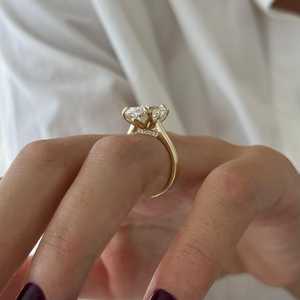 Anillo de Compromiso con Diamante Cultivado en Laboratorio de 5 Quilates, Corte Alargado Tipo Tulipán, Oro de 14k, Engaste Catedral, Certificado IGI - Product Image 4