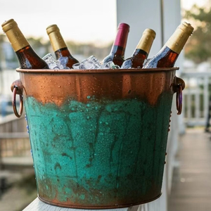 Mostrador de Bar con Acabado Verde y Cobre para Exhibición de Bebidas en Clubes, Salones, Restaurantes y Cafeterías - Product Image 1