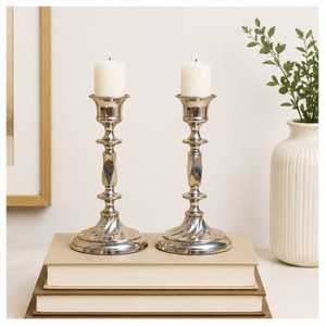 Paire de chandeliers en métal argenté, grands, pour bougies coniques, avec base évasée et tige facetée - Product Image 3