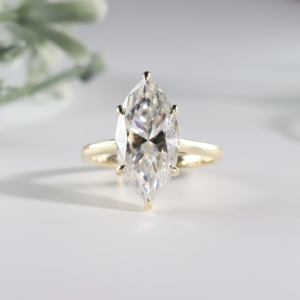 Anillo de compromiso de lujo de oro amarillo con diamante de laboratorio talla marquesa, halo oculto redondo bajo la galería, joyería de boda solitaria - Product Image 1