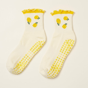 Calcetines tobilleros antideslizantes con estampado de limones y logotipo personalizado para niños, con volantes en el puño y puntos antideslizantes, para uso casual de verano. - Product Image 1