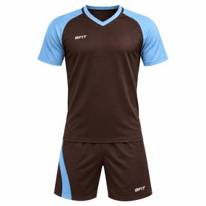 Conjunto de Camiseta y Pantalones Cortos de Fútbol para Hombre, Color Marrón con Bloques de Color Azul Claro, Cuello en V, Manga Corta, Absorbe la Humedad, Corte Atlético - Product Image 1