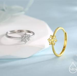 Anillo Pequeño de Copo de Nieve en Plata de Ley, Diseño Minimalista Invernal, Talla Ajustable, Anillo Festivo de Nieve - Product Image 3