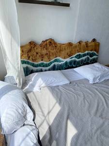 Cabecero de Resina con Borde Natural Emerald Tide, Panel Decorativo de Madera Epoxi Ocean Crest, Cabecero Artesanal de Madera con Ondas de Espuma Marina, Estilo Costero - Product Image 3