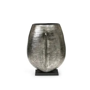 Vase à fleurs en fer forgé fait main, design côtier, écologique, de luxe, pour projets résidentiels et commerciaux, tendance mondiale 2026 - Product Image 1