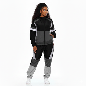 Conjunto de dos piezas para mujer: Sudadera con capucha OEM personalizada, top corto de chándal con media cremallera, chaqueta cortavientos y pantalones para gimnasio. - Product Image 4