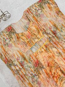 Presentamos un nuevo y hermoso conjunto de 3 piezas de estilo indo-occidental: chal de georgette fruncido con blusa elegante y pantalones palazzo estampados. - Product Image 6