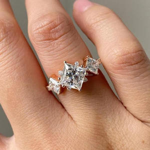 Bague en or jaune avec pierre latérale en diamant princesse pour femme, élégante, luxueuse, pour fiançailles, mariage et anniversaire, bijoux fins - Product Image 1