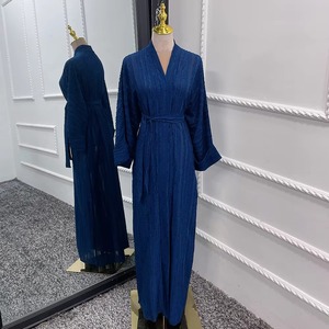 Abaya texturizada color rosa polvoriento con cinturón y diseño de rayas verticales exhibida en maniquí, perfecta para escaparates de boutiques. - Product Image 2