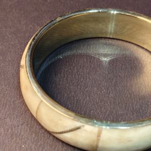 Brazalete Premium con Revestimiento de Latón, Incrustaciones de Hueso Detalladas y Detalles de Alambre de Latón Diagonal, Joyería Artesanal Tradicional - Product Image 6